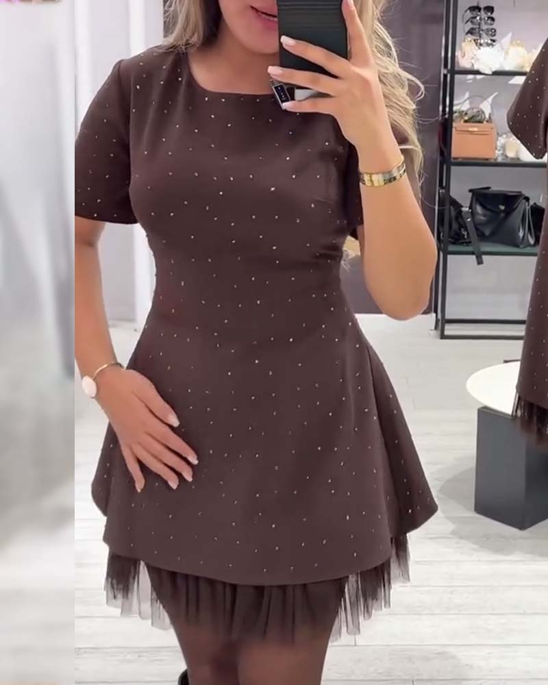 Elegant klänning med skimrande mesh-lappmönster