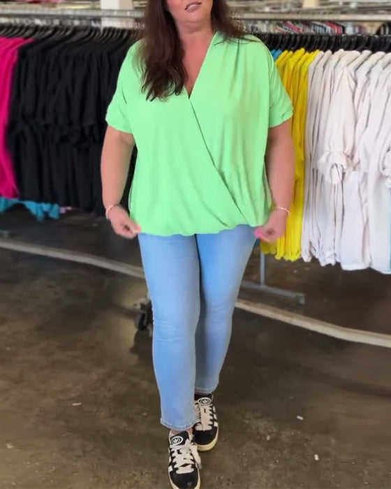 V-ringad volangkant enfärgad avslappnad blus