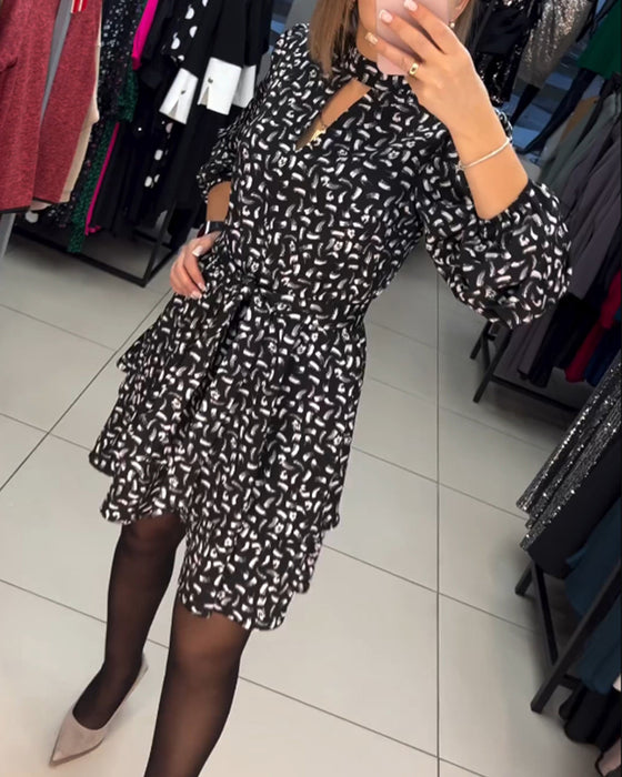 Elegant klänning med tryck och utskärning