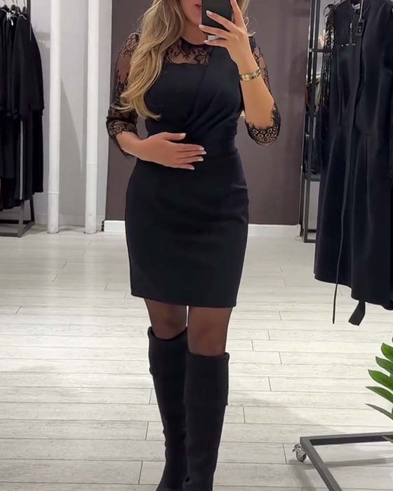 Klänning Med Midjesmäckande Design Och Lapptäcktsdetaljer