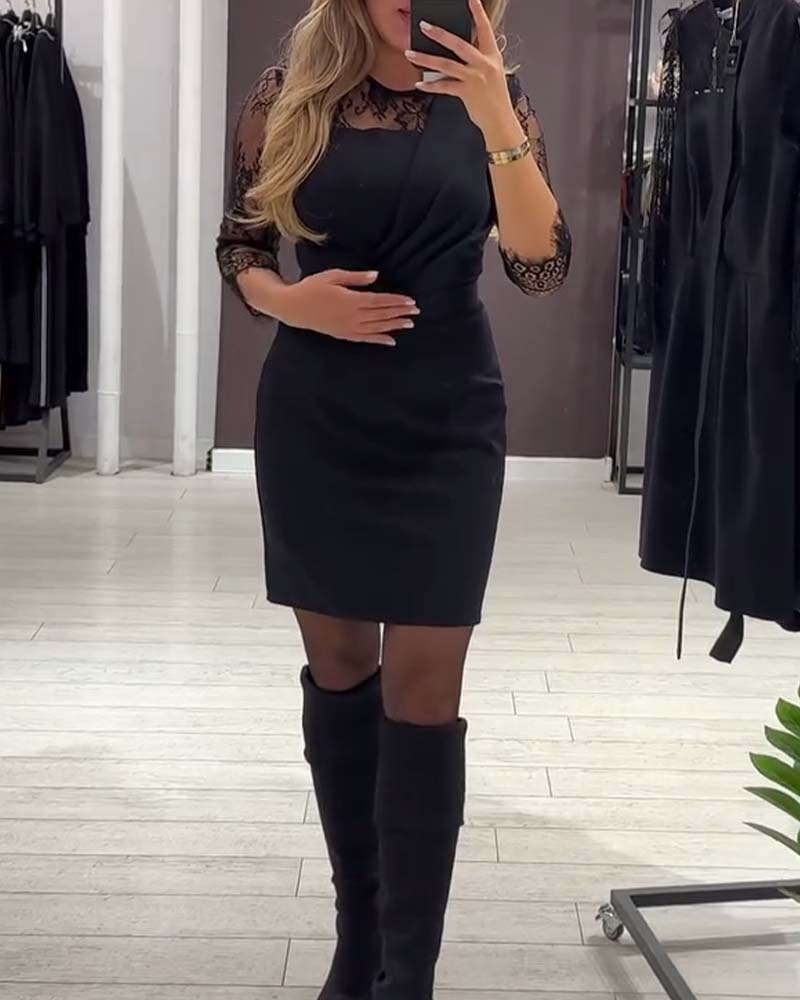 Klänning Med Midjesmäckande Design Och Lapptäcktsdetaljer