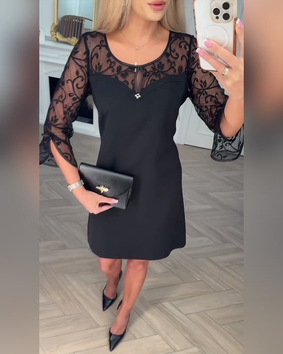 Enfärgad Långärmad Klänning Med Lapptäcktsdetaljer