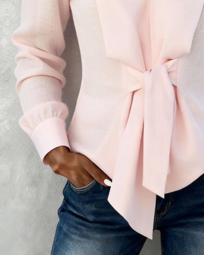 Modellblus I Ren Bomull Med Flytande Snobbandskrage