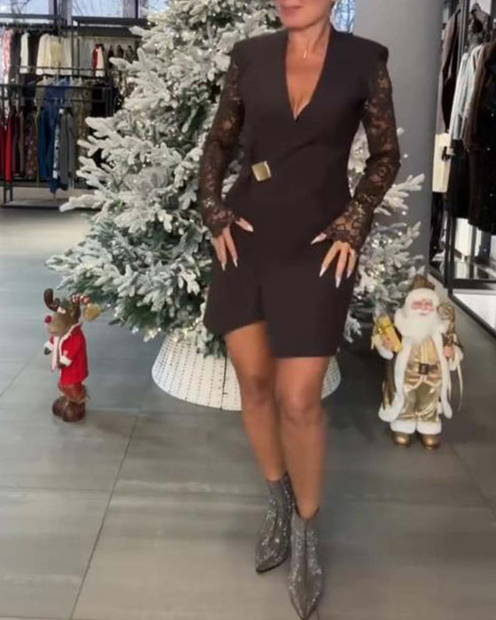 Klänning Med Spets Paneler, Djup V-Hals, Passande Siluett Och Romantisk Stämning