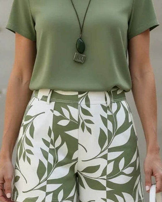Två-Delad Set Crew Neck T-Tröja Och Grön Blad Tryck Shorts