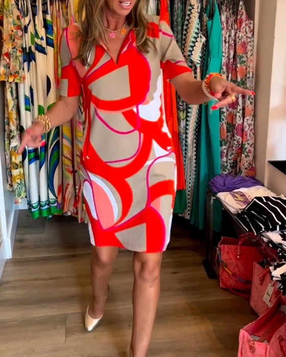 Rak klänning med tryck och V-ringning