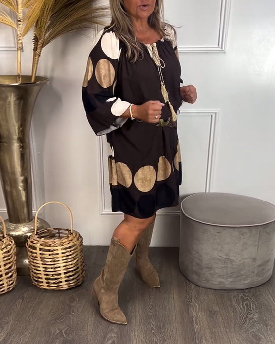 Klänning Med Polkadot Och Modig Egenskaper