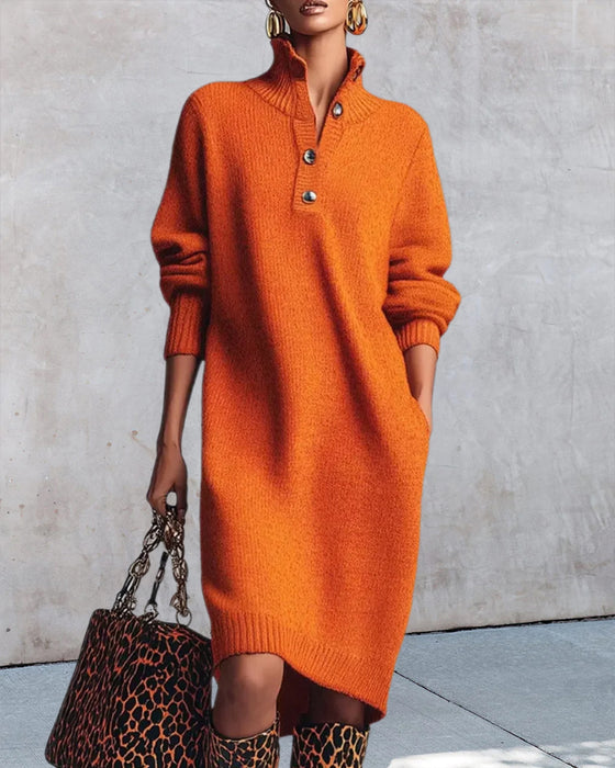 Enfärgad Klänning Med Knappar Och Hög Halsringning