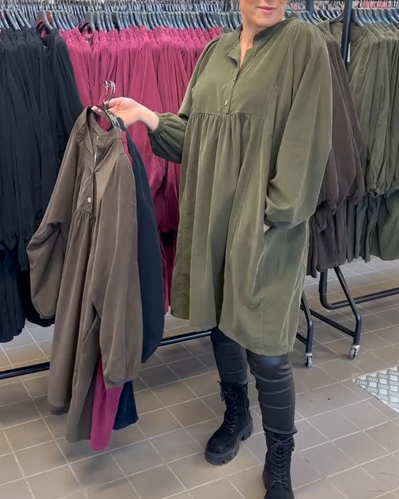 Knappad Klänning Med V-Ringning Och Långa Ärmar