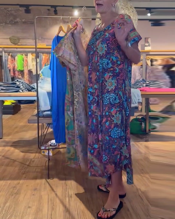 Tryckt kortärmad lång klänning med rund hals