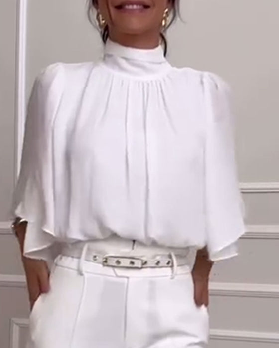 Enfärgad blus med hög krage med fjärilsärm