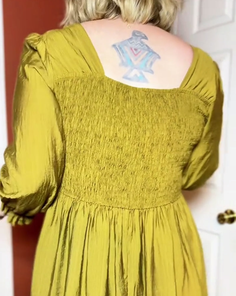 Elegant v-ringad spetsklänning med rynkor