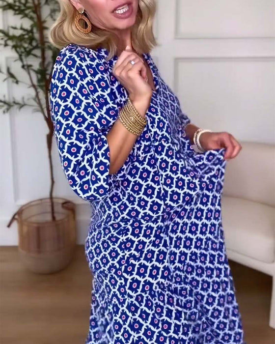 Avslappnad klänning med V-ringad trekvartsärm med tryck