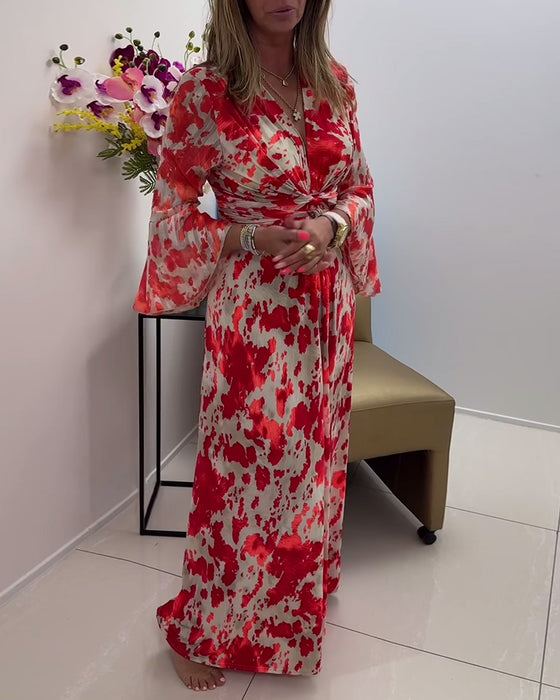 Moderiktig tryckt klänning med djup V stickad klockärm