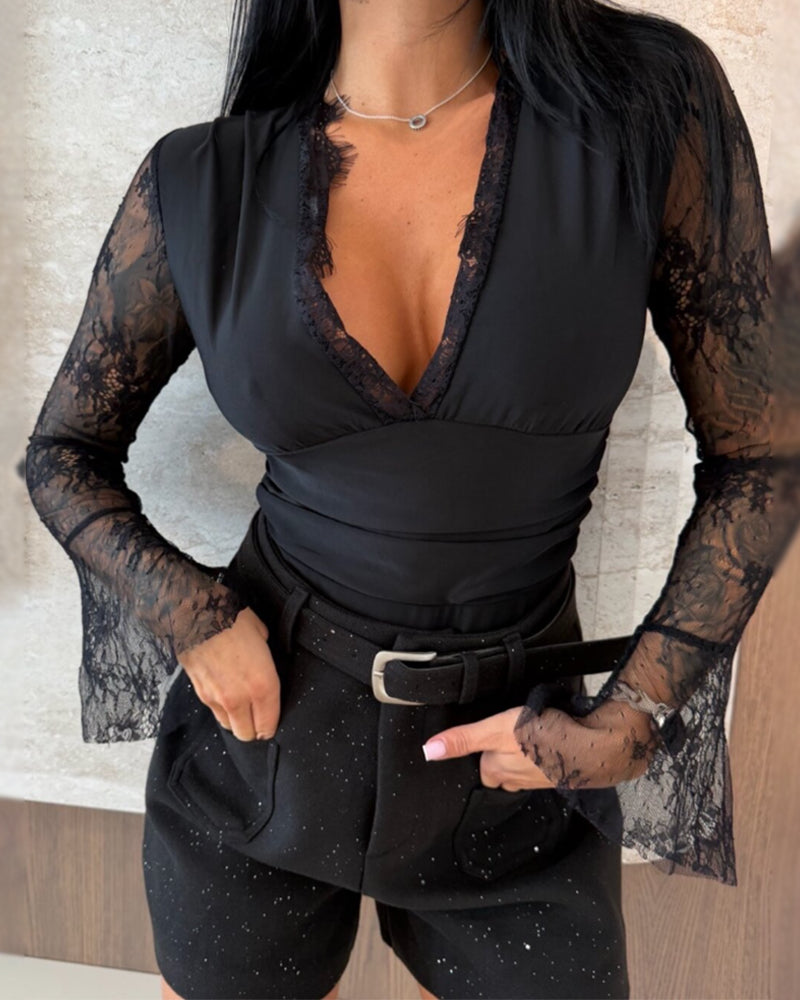 Topp Med Klockärmar Och V-Ringning