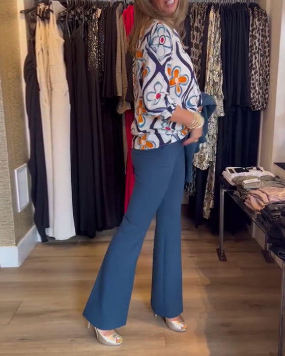 Blus med V-ringning och blommig