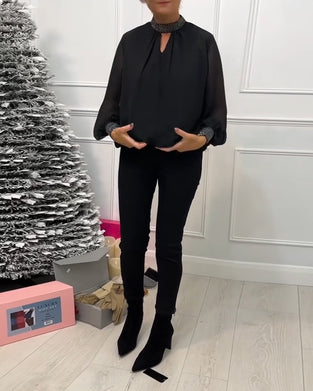 Moderiktig enfärgad blus med stativ krage patchwork och ihålig