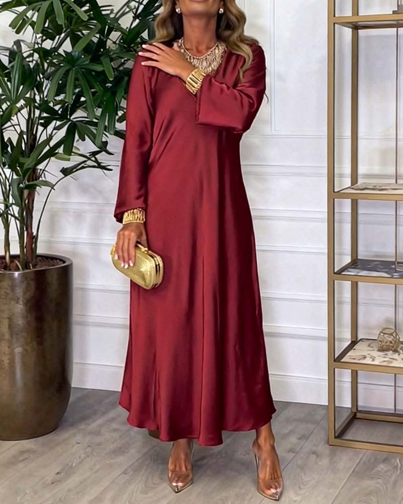 Elegant Klänning Med Lång Ärm Och V-Ringning