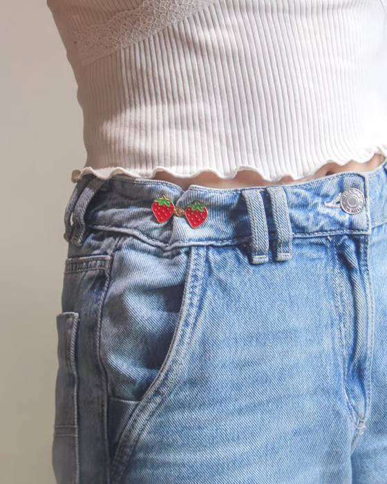 Söta Midjeomfamnande Knappar Med Tecknade Figurer