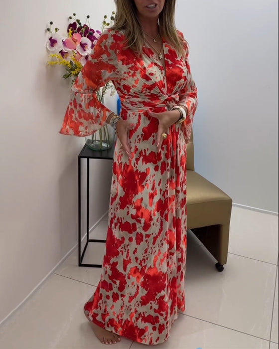 Moderiktig tryckt klänning med djup V stickad klockärm