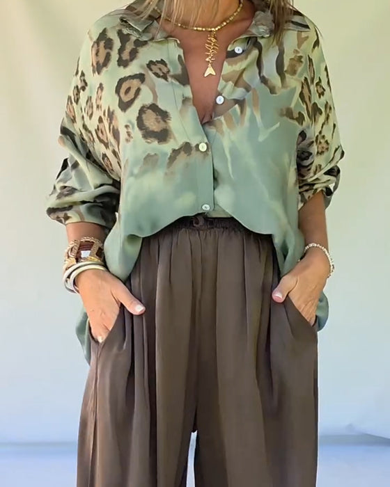 Skjorta Med Chic Leopardmönster Och Krage
