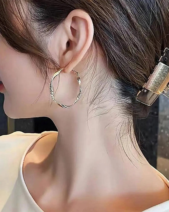 Minimalistisk Oregelbunden Vriden Ring Örhängen Elegant Texturerad Design