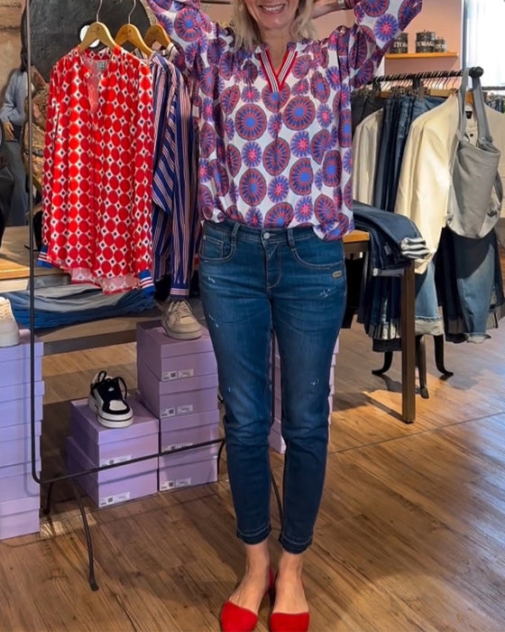 Elegant v-ringad blus med geometriskt tryck