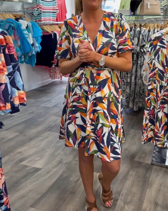 V-ringad kortärmad klänning med tryck