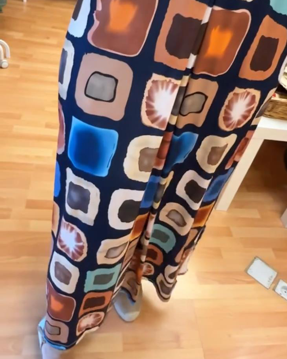 V-ringad ärmlös klänning med tryck