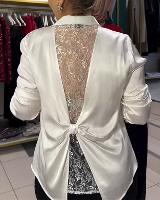 Stilren Blus med Spets och Rosettknut