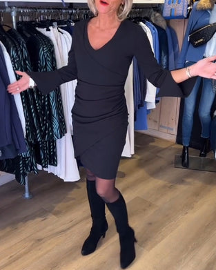 Klänning med V-hals och flarehylsa