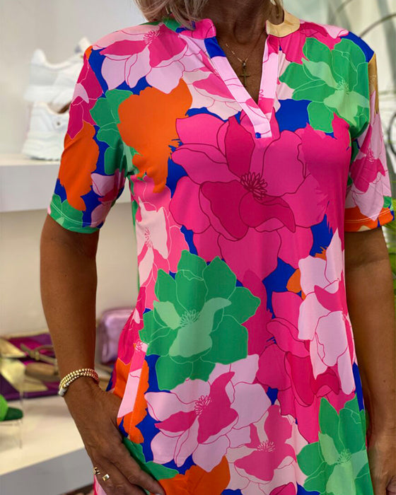 Klänning med V-ringning och blommönster