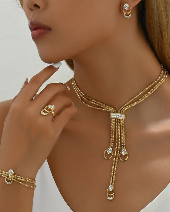 Enkelt set med halsband och örhängen