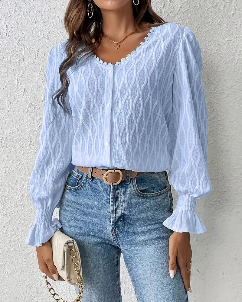 Elegant blus med jacquard och volangärm