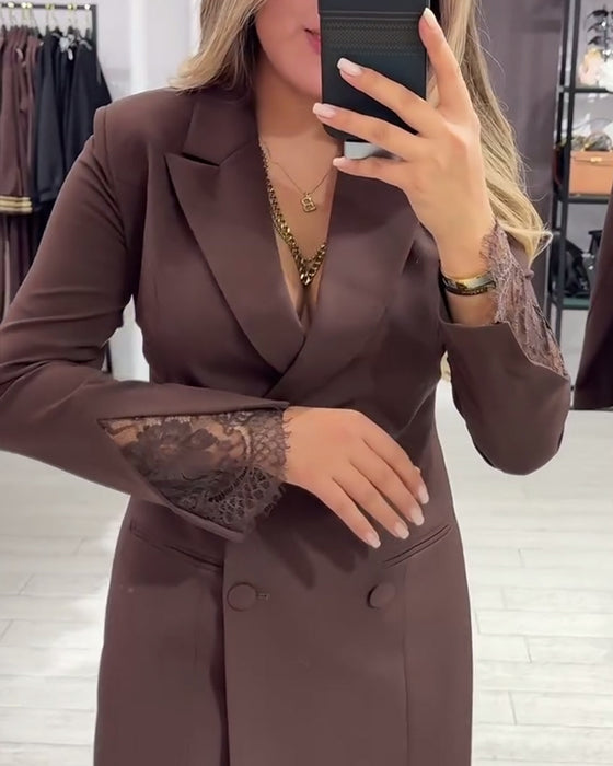 Klänning Med V-Ringning Och Insatser För Arbete