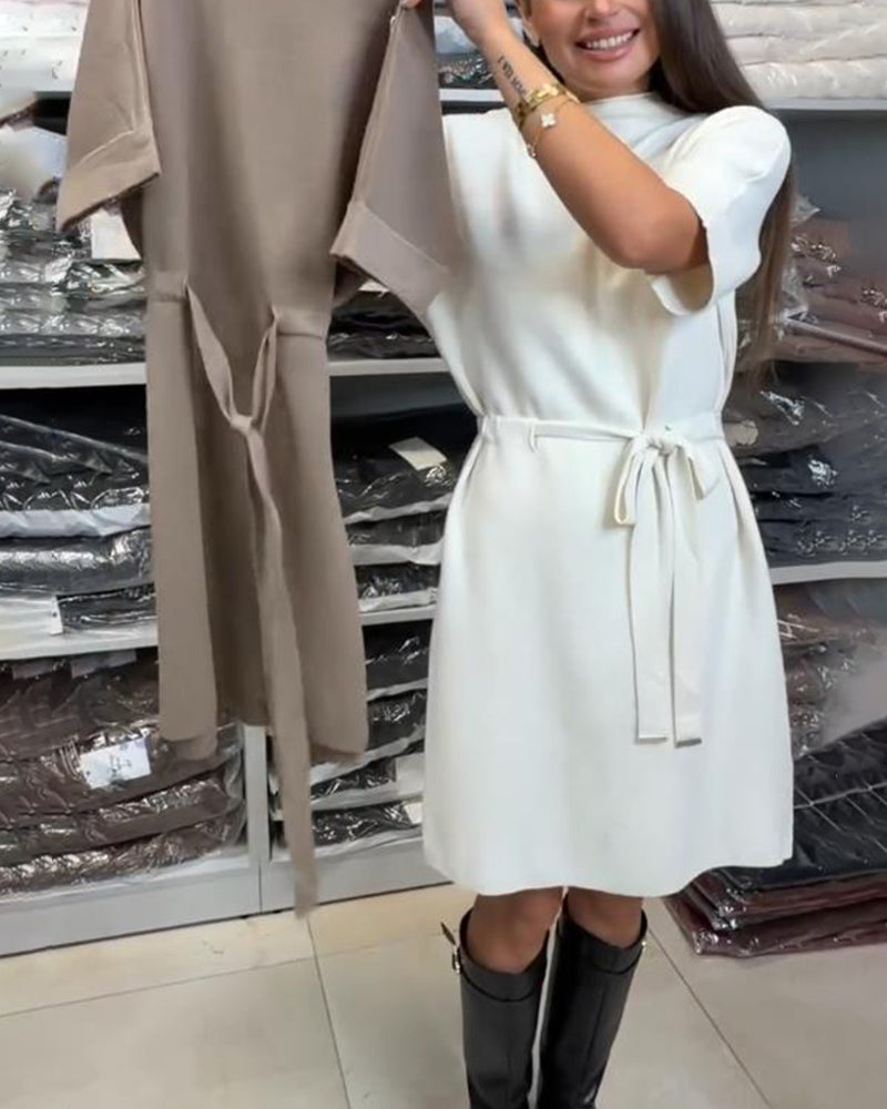 Klänning Med Enfärgad Färg, Stickad Stoff, Bälte Detalj Och Elegant Stämning