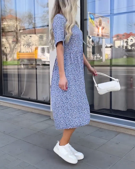 Blommig klänning med mitten av ärmen