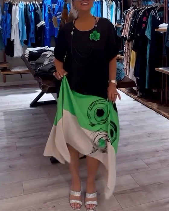 Rund halsad klänning med lös patchwork i färg