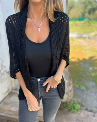 Elegant kappa med uthuggad stickdesign