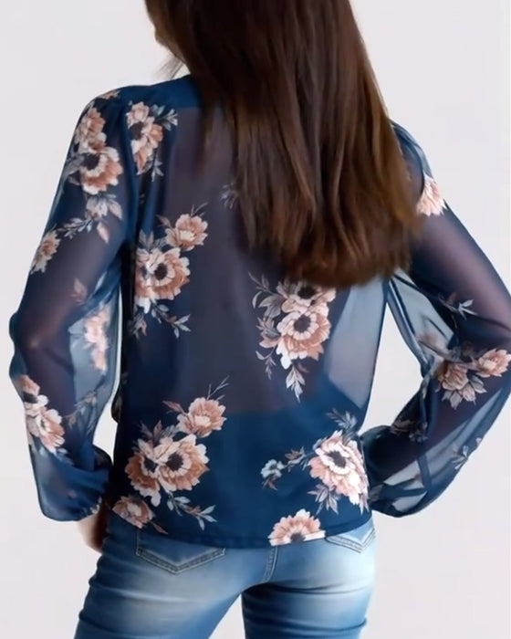 Blus med modernt tryck och v-ringning, långärmad