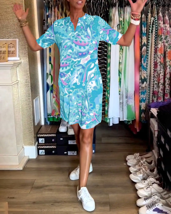 Klänning med fickor och tryck och korta ärmar