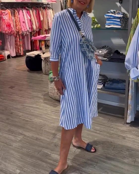 Randig klänning med knäppning