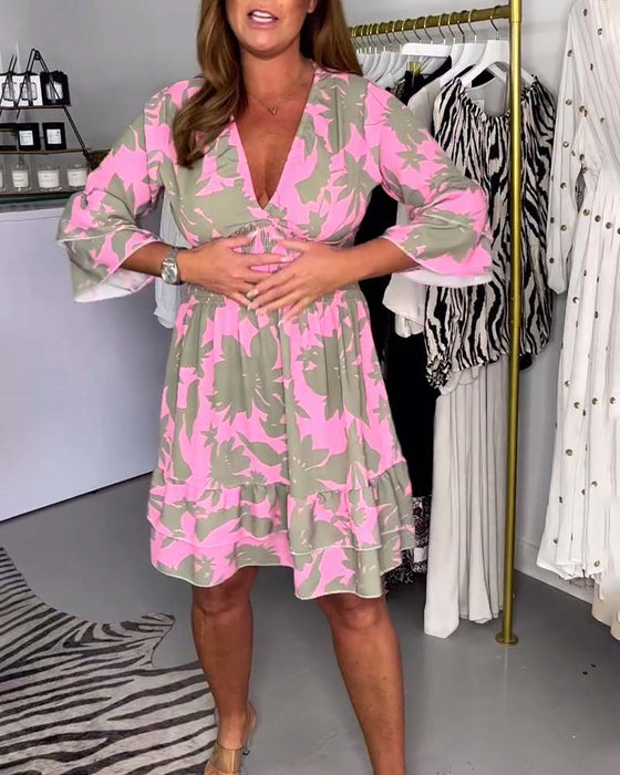 Klänning med djup V-klockärm med bladtryck