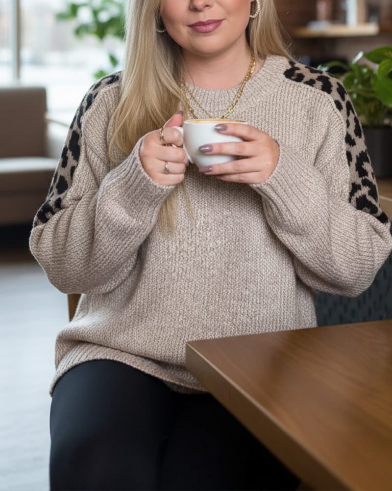 Avslappnad pullover med rund halsringning och leopardmönster