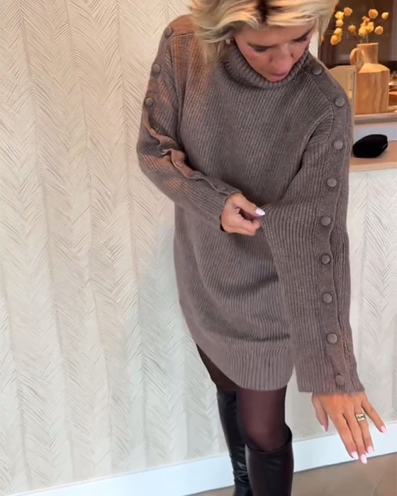 Stickad Klänning Med Modernt Knappldesign