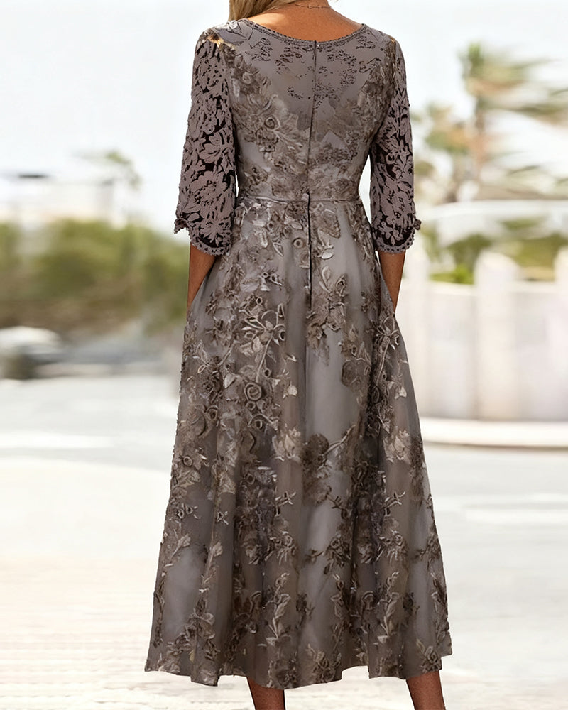 Klänning Med Runt Halsutsnitt Och Trekvartsärmar