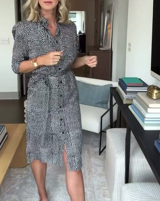 Tryckt klänning med slag och knappar