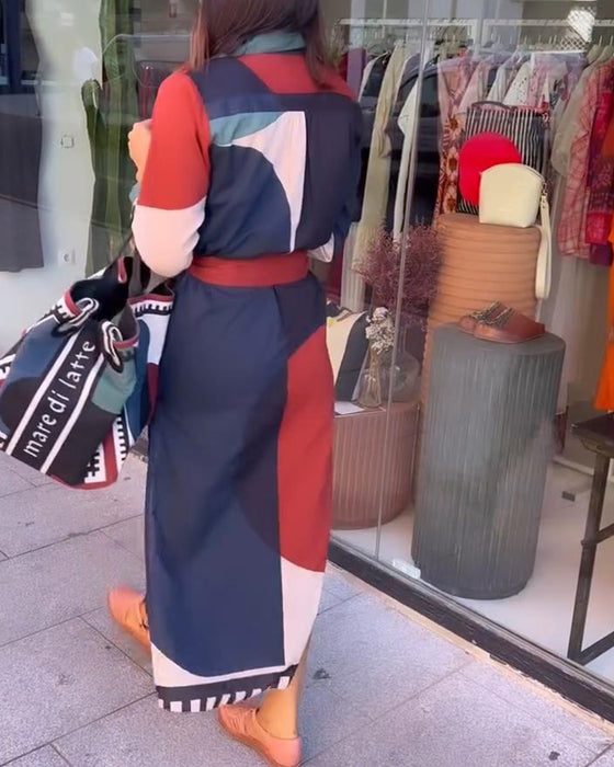 Avslappnad spetsklänning med färgblockstryck i lapel