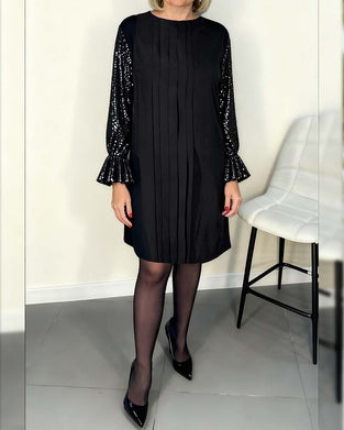 Enfärgad Klänning Med Vida Ärmar Och Veck