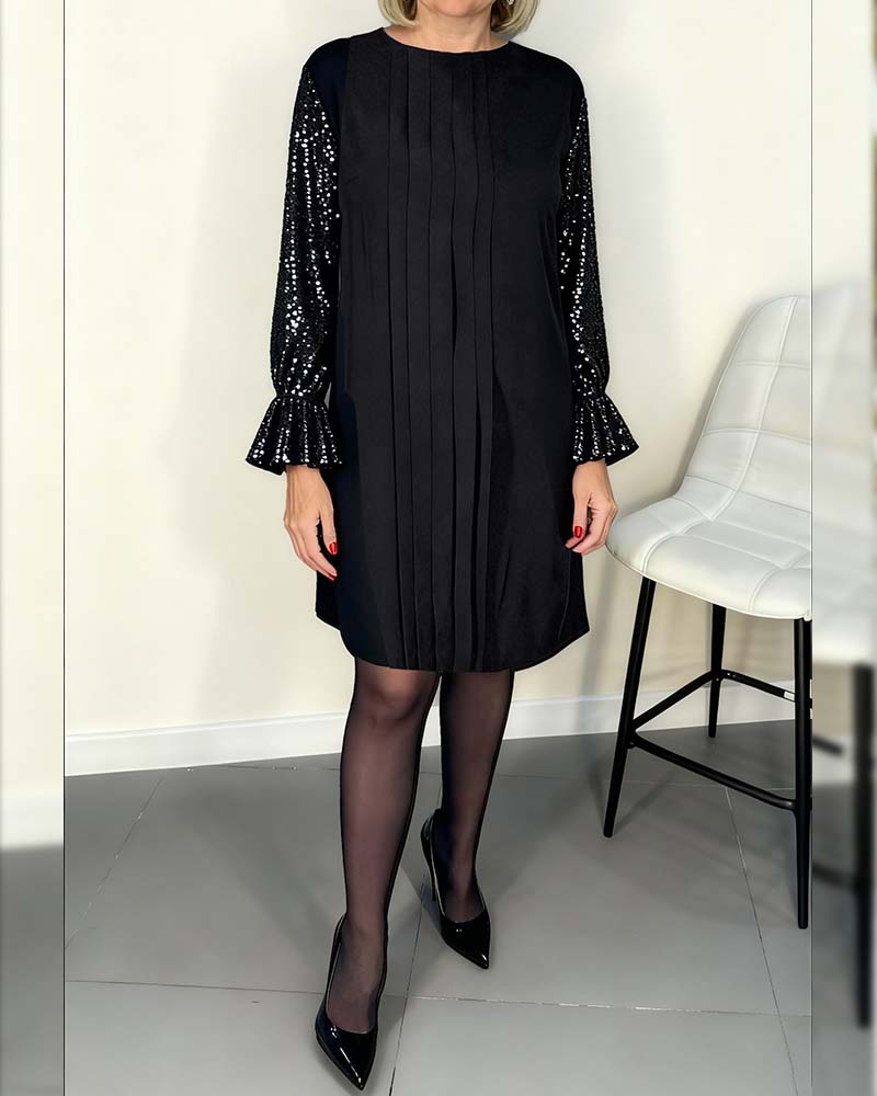 Enfärgad Klänning Med Vida Ärmar Och Veck